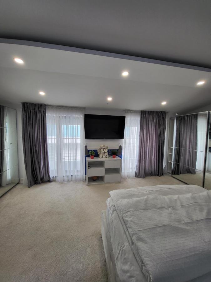 Large Luxury Apartment - Penthouse - Terrace Boekarest Buitenkant foto